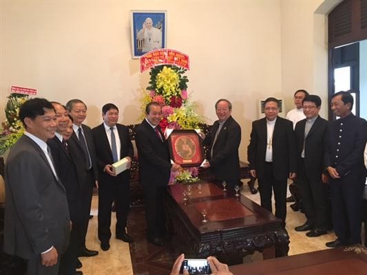 Deputy PM pays Christmas visit to Catholic and Protestant communities - ảnh 1